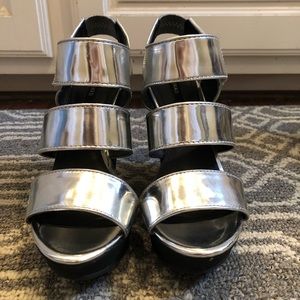 Metallic wedges